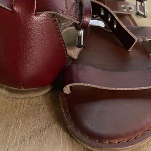 Double strap buckle, oxblood red
